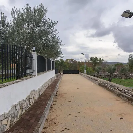 Nira Radoni * Radonić