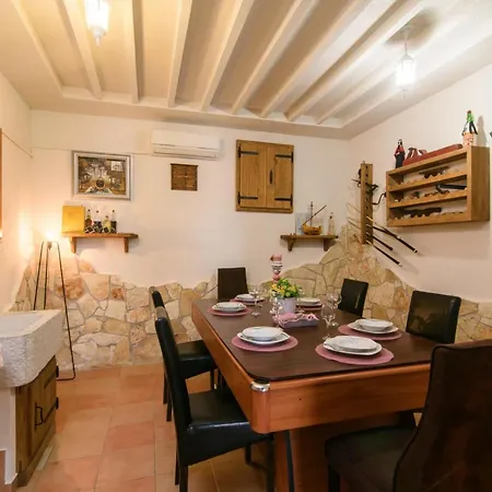 Nira Radoni Villa