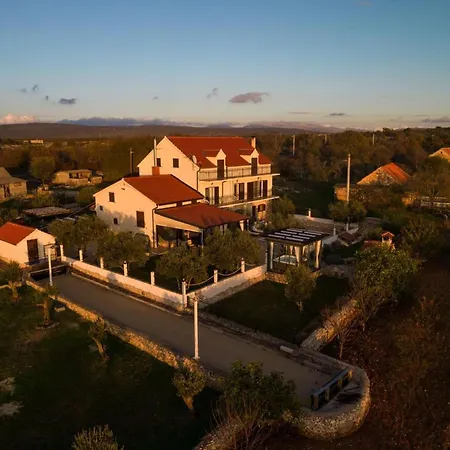 Villa Nira Radoni *