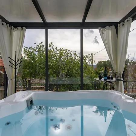 Nira Radoni Villa *